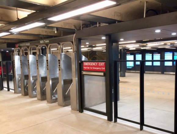 Good news, F Train riders: 23rd Street Station reopens, and it's nifty A clean, fresh look for the entrance lobby.